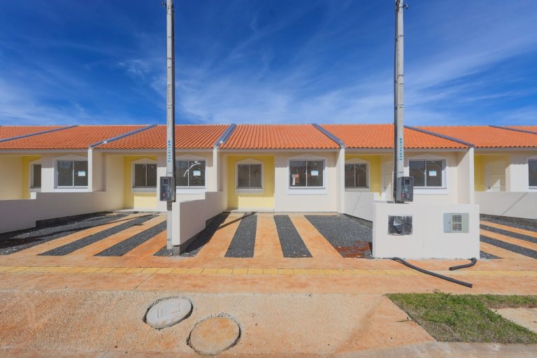 Fachada casa amarela